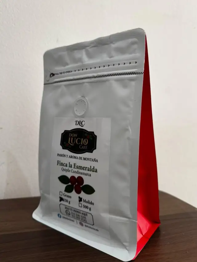 Bolsa blanca de café Don Lucio con interior rojo, vista lateral