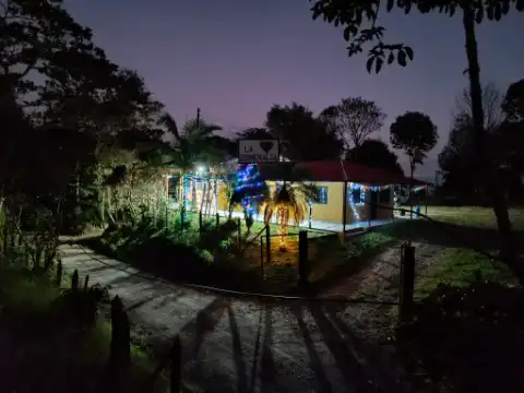 Casa de la finca iluminada de noche con luces de colores