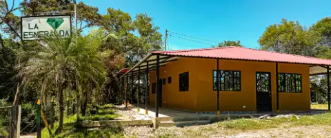 Casa de la Finca La Esmeralda con su letrero y techo rojo