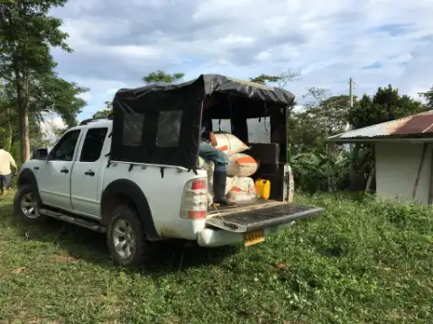 Camioneta cargada con sacos de café en medio de la montaña